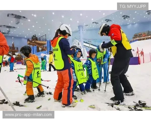 世界滑雪公开赛在赛事中引入公益拍卖为当地慈善筹款，世界滑雪大赛